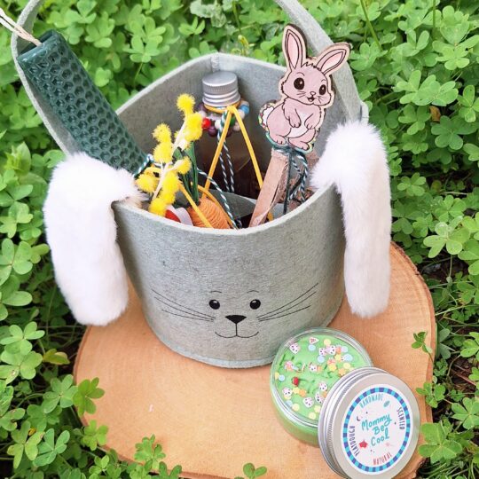 Πασχαλινό Σετ Δώρου Bunny Boo: Λαμπάδα & Αισθητηριακό Παιχνίδι σε ένα Μαγικό Καλάθι